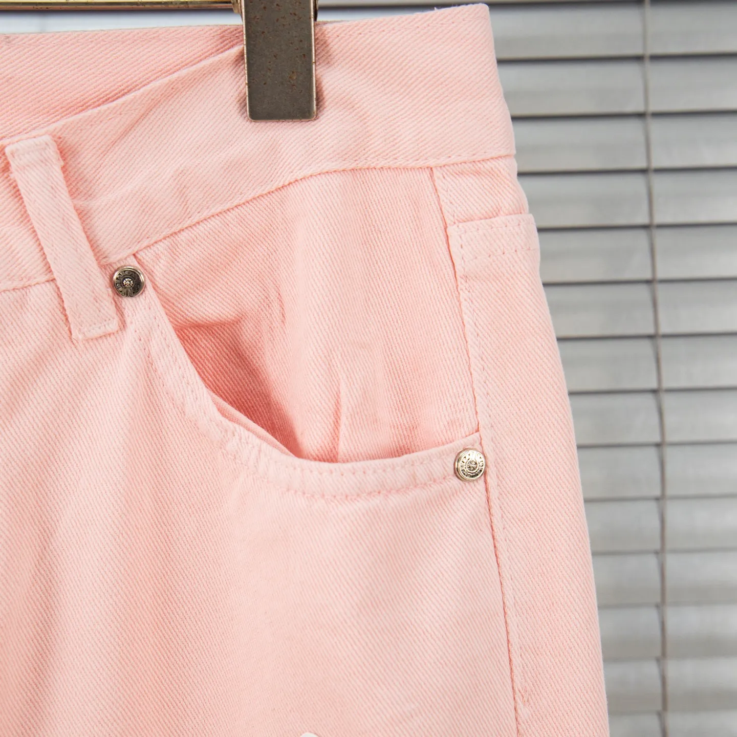 P270 Chrome hearts | CH Chrome hearts Limited edition cherry blossom pink leather jeans for girls. Charming dopamine personality jeans. Indispensable for fashionistas. The same model for celebrities. A model touted by many bloggers. This new pair of pants is perfect in terms of shape and upper body. It is no exaggeration to say that making a pair of jeans is equivalent to making 20 short-sleeved jeans. The fabric is made of high-quality imported denim. It has a unique high-end texture. I am very satisfied with it after washing and proofing several times. Style number: 1730# Color: Sakura pink Size: 28 30 32 34